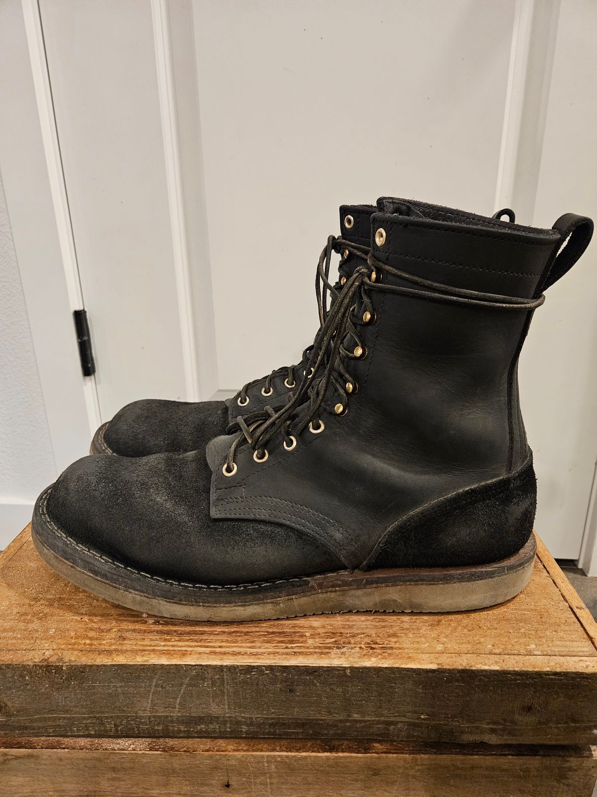 Photo by Mobius_Mustache on March 4, 2024 of the Nicks Traveler in Seidel MaxSupport Black Roughout.