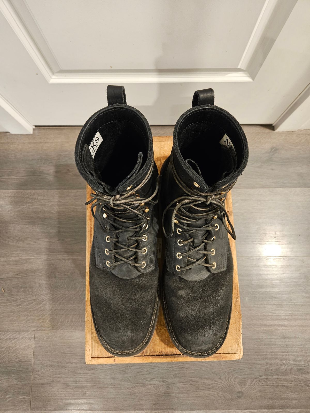 Photo by Mobius_Mustache on March 4, 2024 of the Nicks Traveler in Seidel MaxSupport Black Roughout.