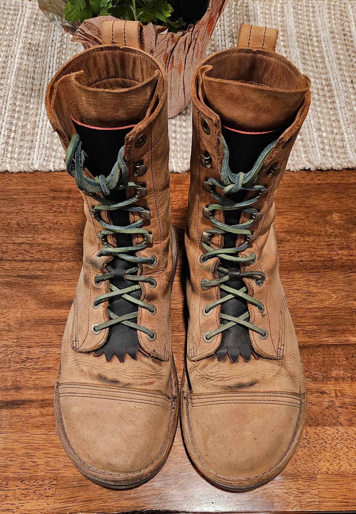 Photo by Mobius_Mustache on November 3, 2024 of the Jim Green African Ranger Barefoot Boot in Fudge Crazy Horse.