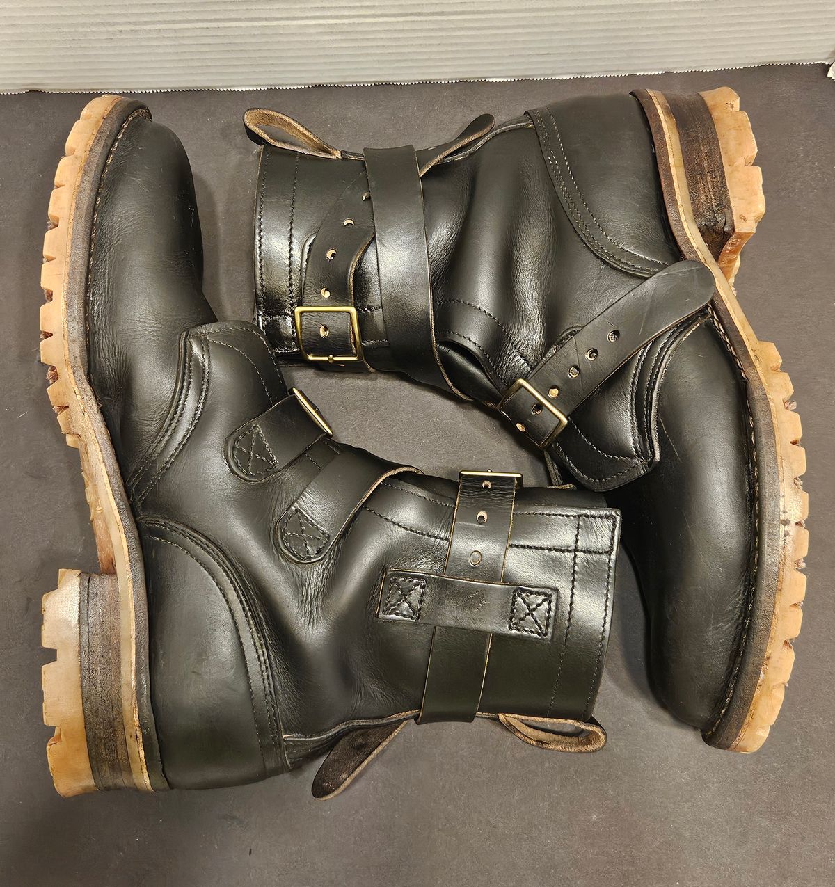 Photo by Mobius_Mustache on December 6, 2025 of the Nicks TankerPro in Horween Black Chromexcel.
