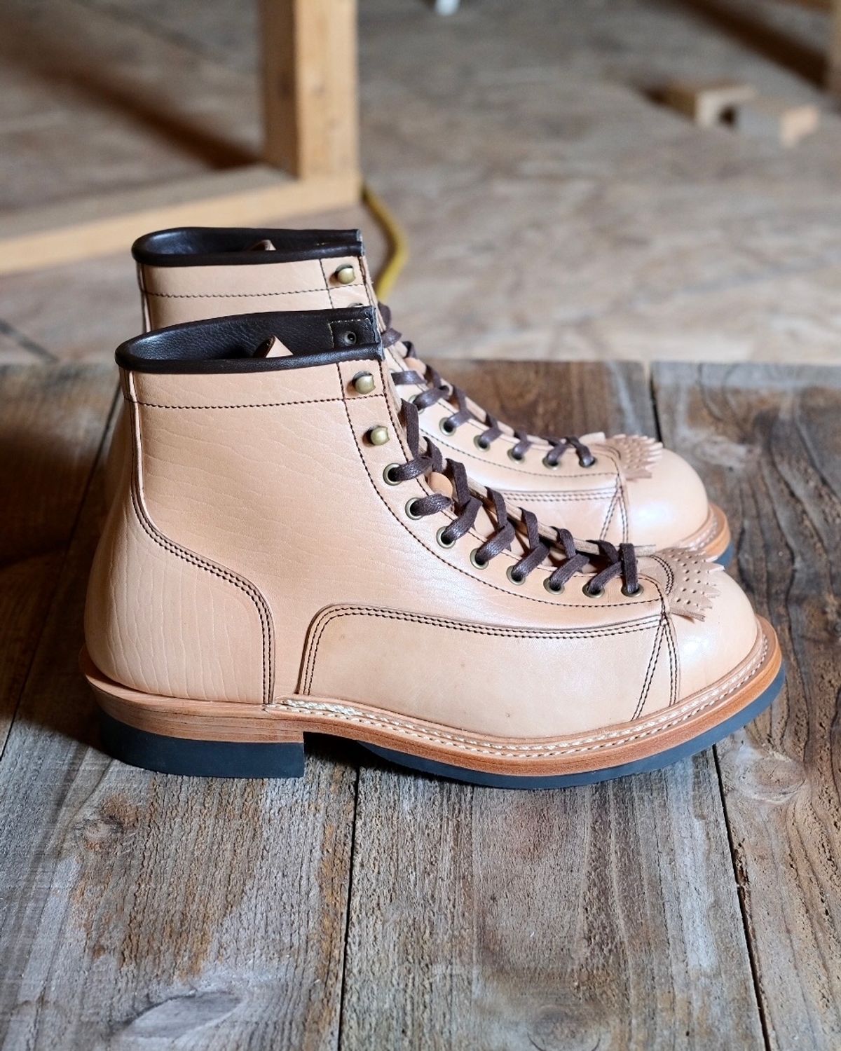 Photo by farmers_mums_ on October 2, 2022 of the Monroe 19916 Monkey Boot in Shinki Natural Oiled Horsebutt.