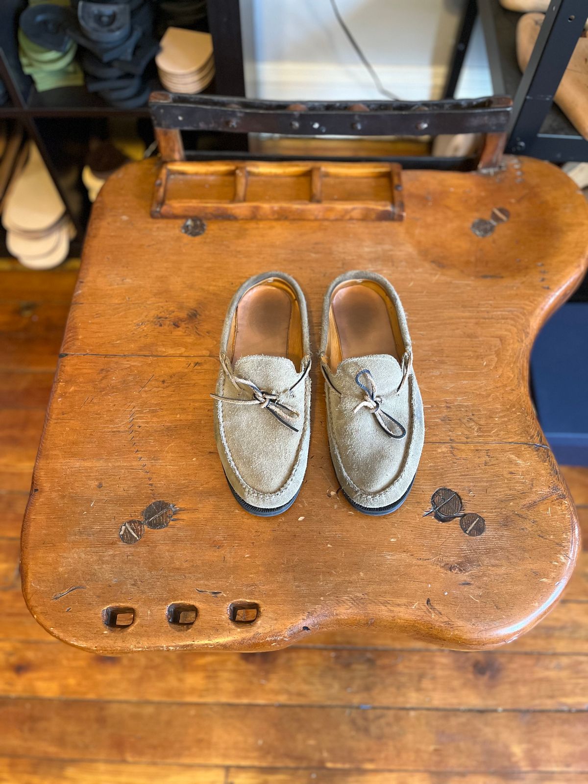 Photo by nfbootmaker on December 5, 2022 of the Easymoc Easymoc in Stone Suede.