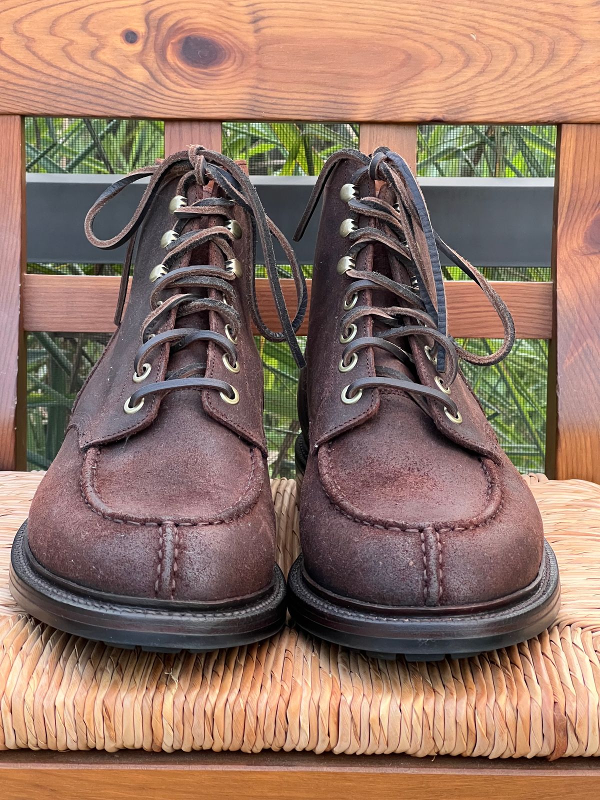 Photo by Mr_Fahrenheit451 on October 3, 2024 of the Grant Stone Ottawa Boot in C.F. Stead Tobacco Waxy Commander Suede.