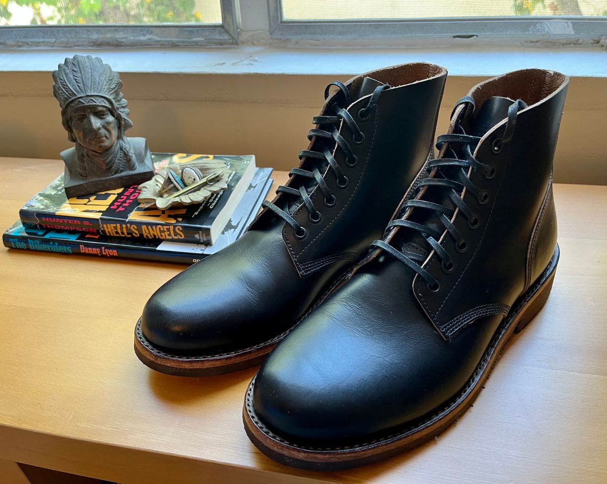 Photo by Bootpatina23 on September 10, 2023 of the Oak Street Bootmakers Field Boot in Horween Black Chromexcel.