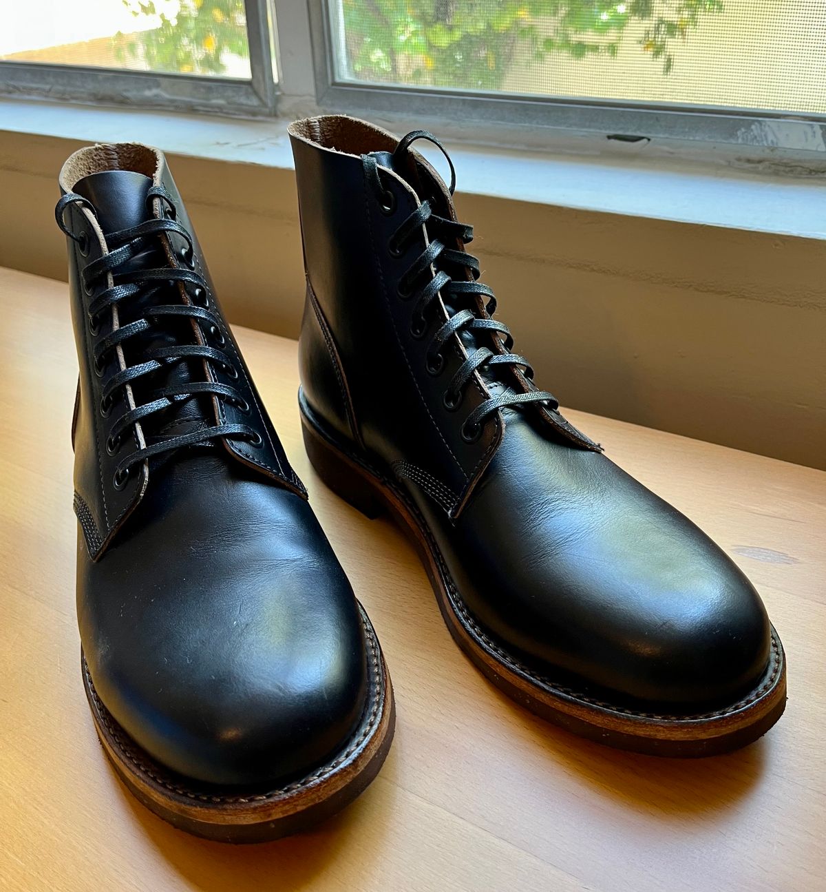 Photo by Bootpatina23 on September 10, 2023 of the Oak Street Bootmakers Field Boot in Horween Black Chromexcel.