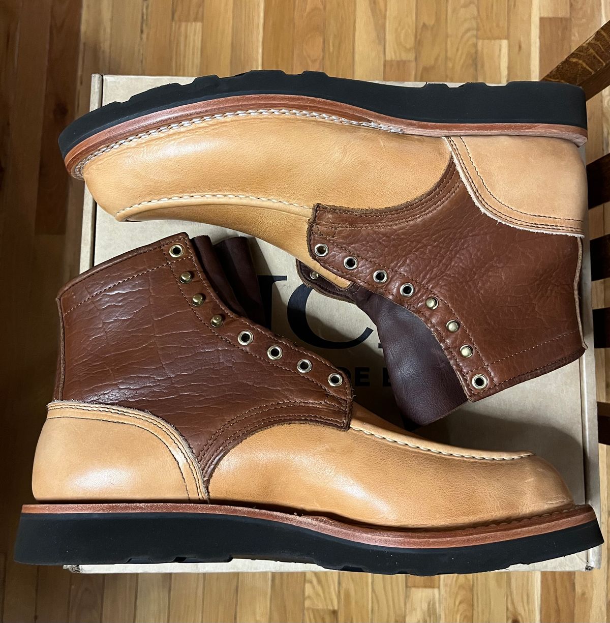 Photo by Gmetal64 on November 12, 2025 of the Nicks Moc Toe in Nicks Peanut Bison Over Nat Dub Light.