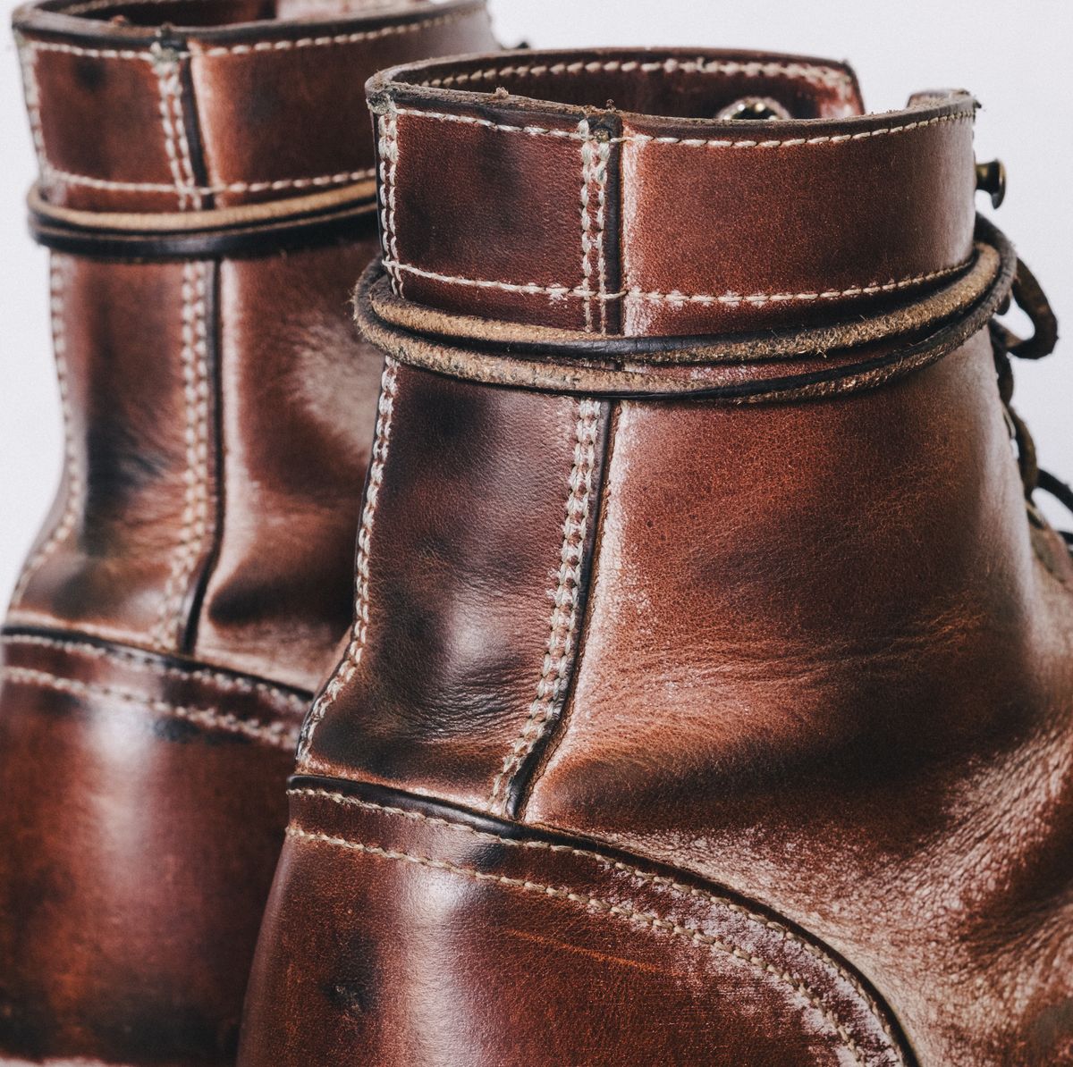 Photo by missouridenimdad on April 1, 2024 of the Oak Street Bootmakers Trench Boot in Volpi Whitewash Overdye Abetone.