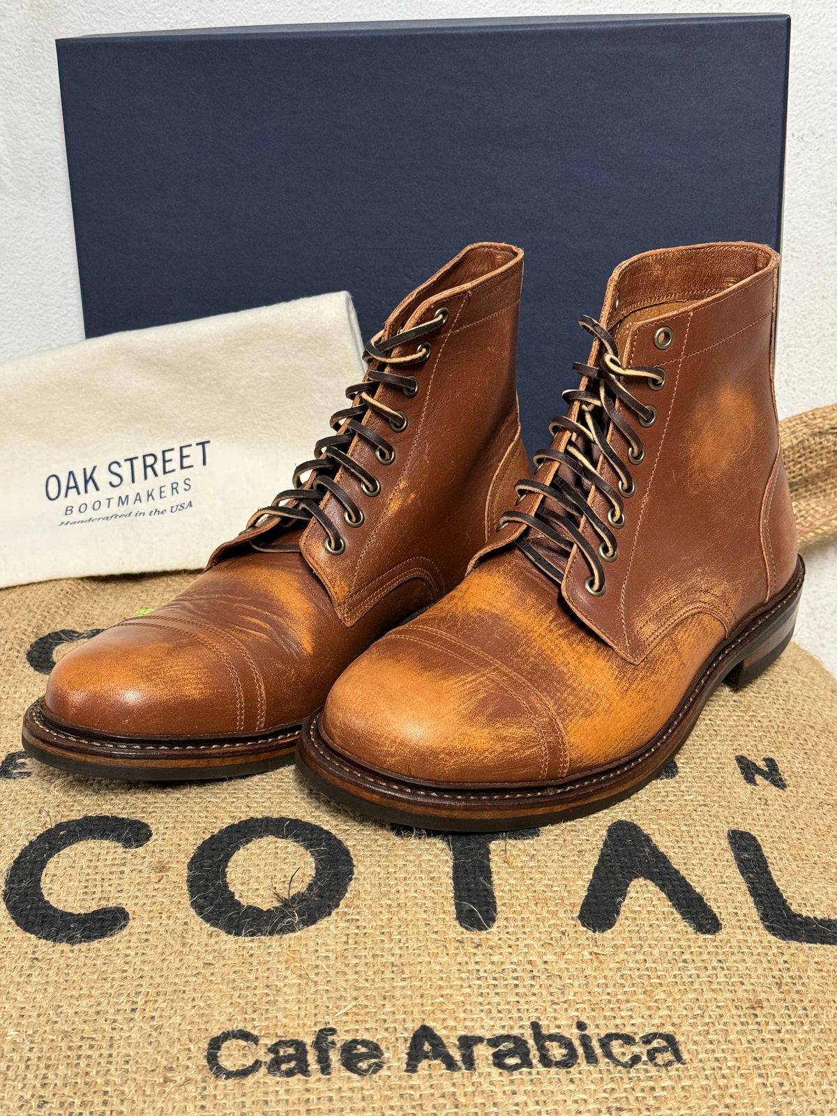 Photo by missouridenimdad on May 31, 2024 of the Oak Street Bootmakers Cap Toe Trench Boot in Tempesti Brown Overdye Camello Asportabile.