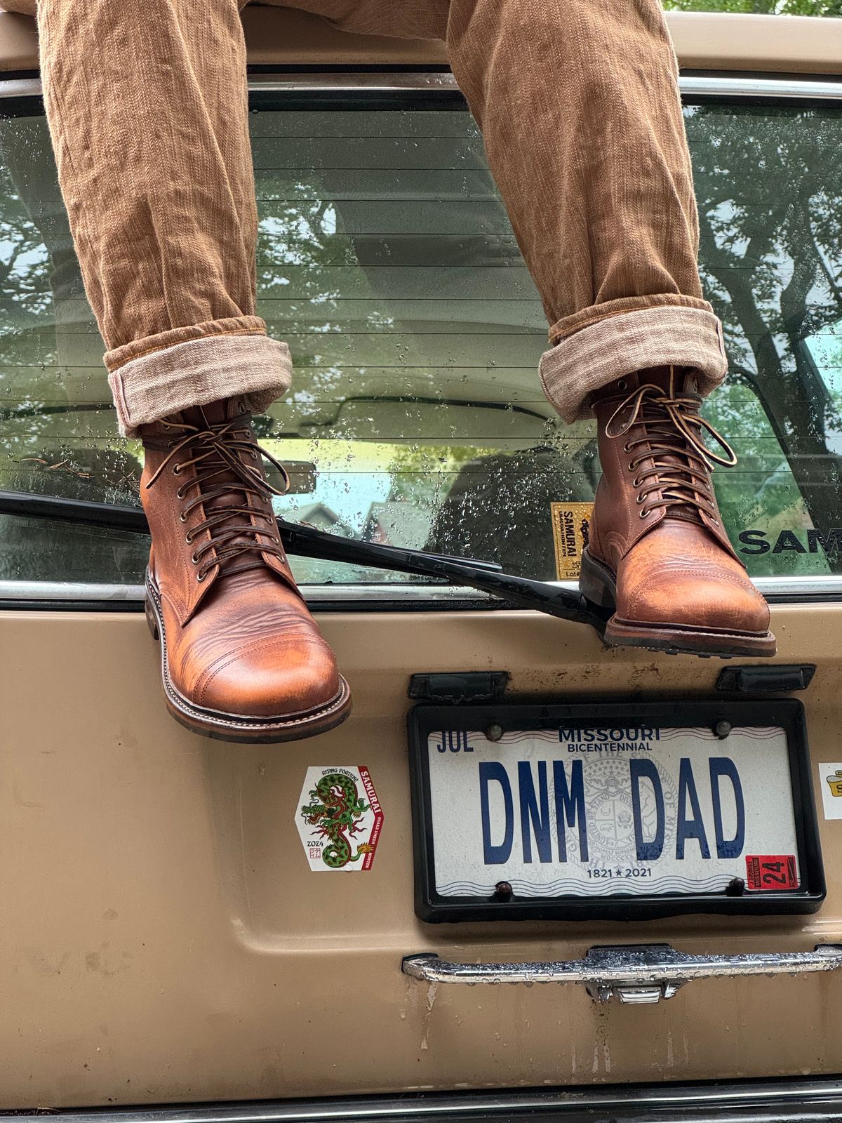 Photo by missouridenimdad on June 1, 2024 of the Oak Street Bootmakers Cap Toe Trench Boot in Tempesti Brown Overdye Camello Asportabile.