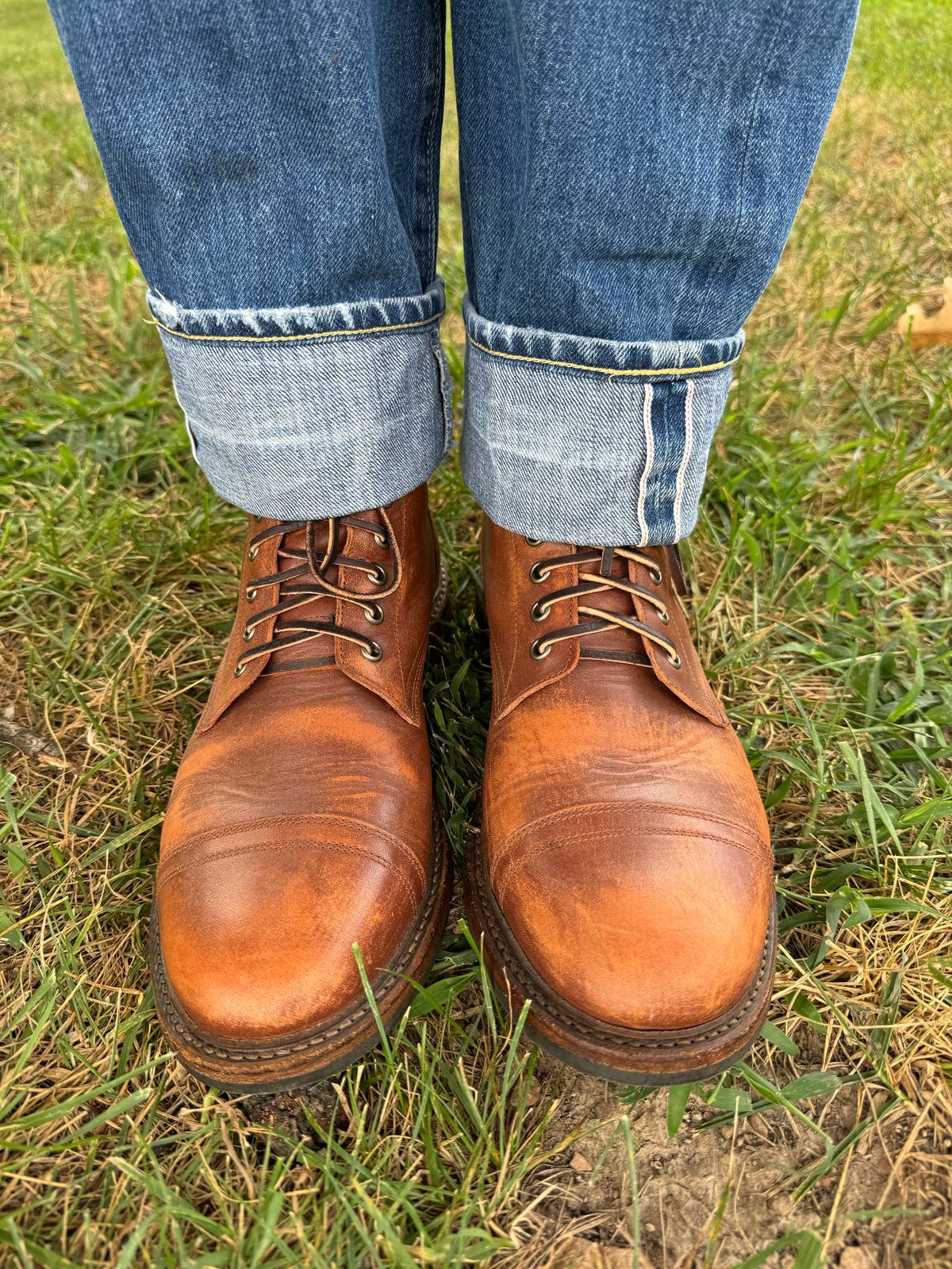 Photo by missouridenimdad on August 18, 2024 of the Oak Street Bootmakers Cap Toe Trench Boot in Tempesti Brown Overdye Camello Asportabile.