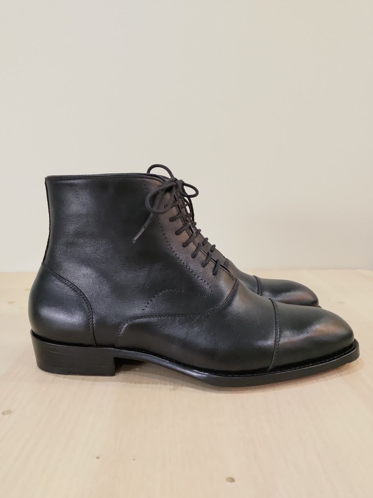 Photo by mjig76 on January 4, 2024 of the Patrio Shoemaker Captoe Oxford Boots in Unknown Material.