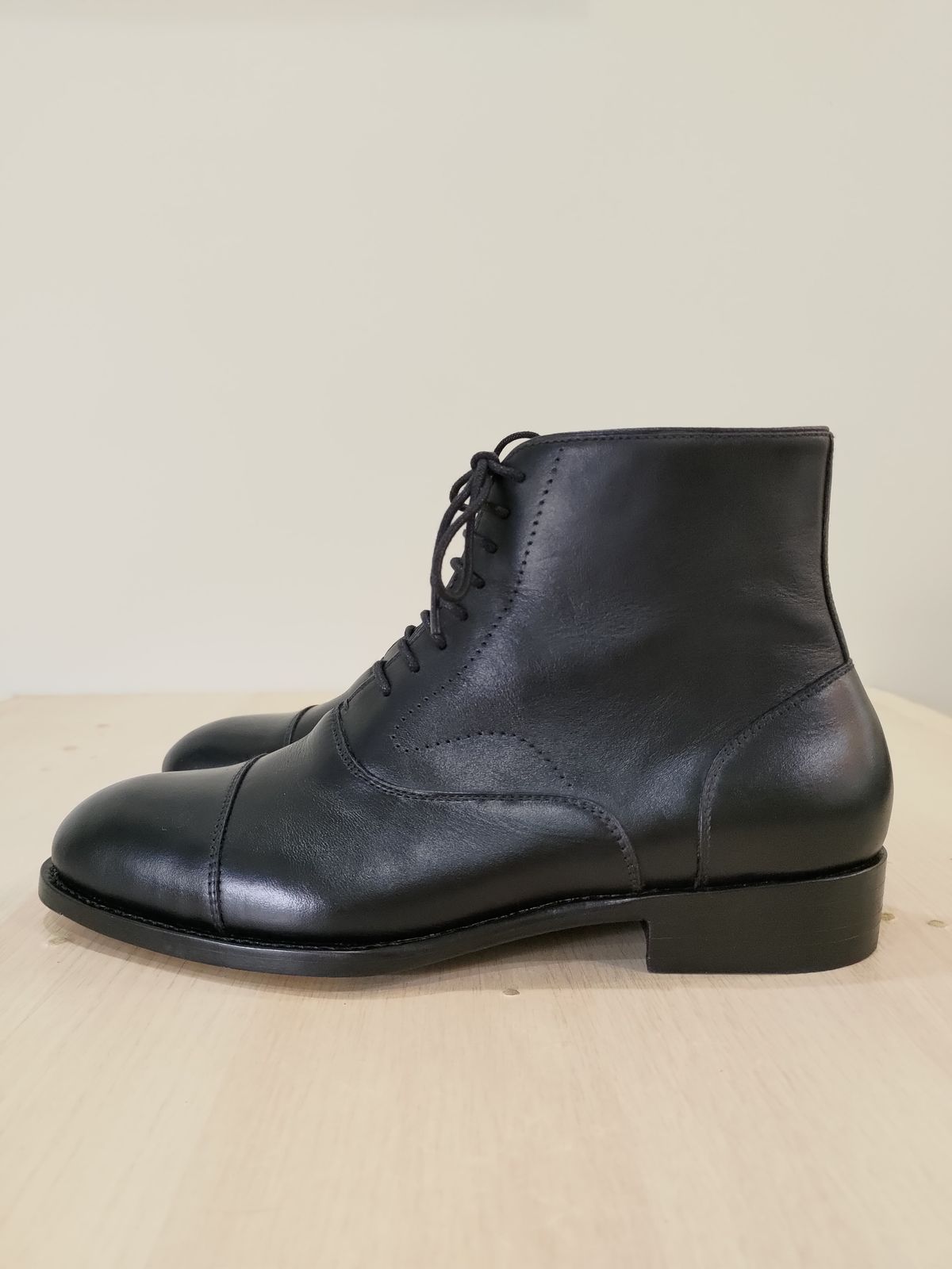 Photo by mjig76 on January 4, 2024 of the Patrio Shoemaker Captoe Oxford Boots in Unknown Material.