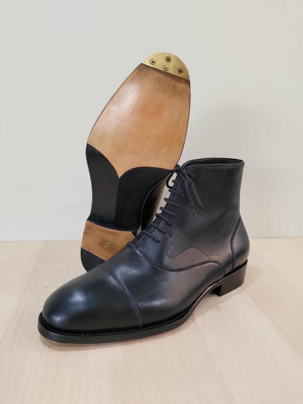 Photo by mjig76 on January 4, 2024 of the Patrio Shoemaker Captoe Oxford Boots in Unknown Material.