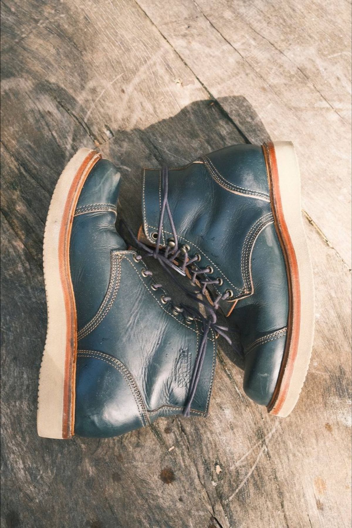 Photo by mjig76 on November 2, 2023 of the Willie's Handmade Boots Cap Toe Service Boot in Horween Navy Chromexcel.