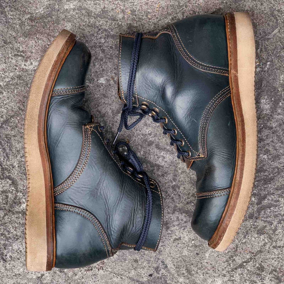 Photo by mjig76 on March 4, 2024 of the Willie's Handmade Boots Cap Toe Service Boot in Horween Navy Chromexcel.