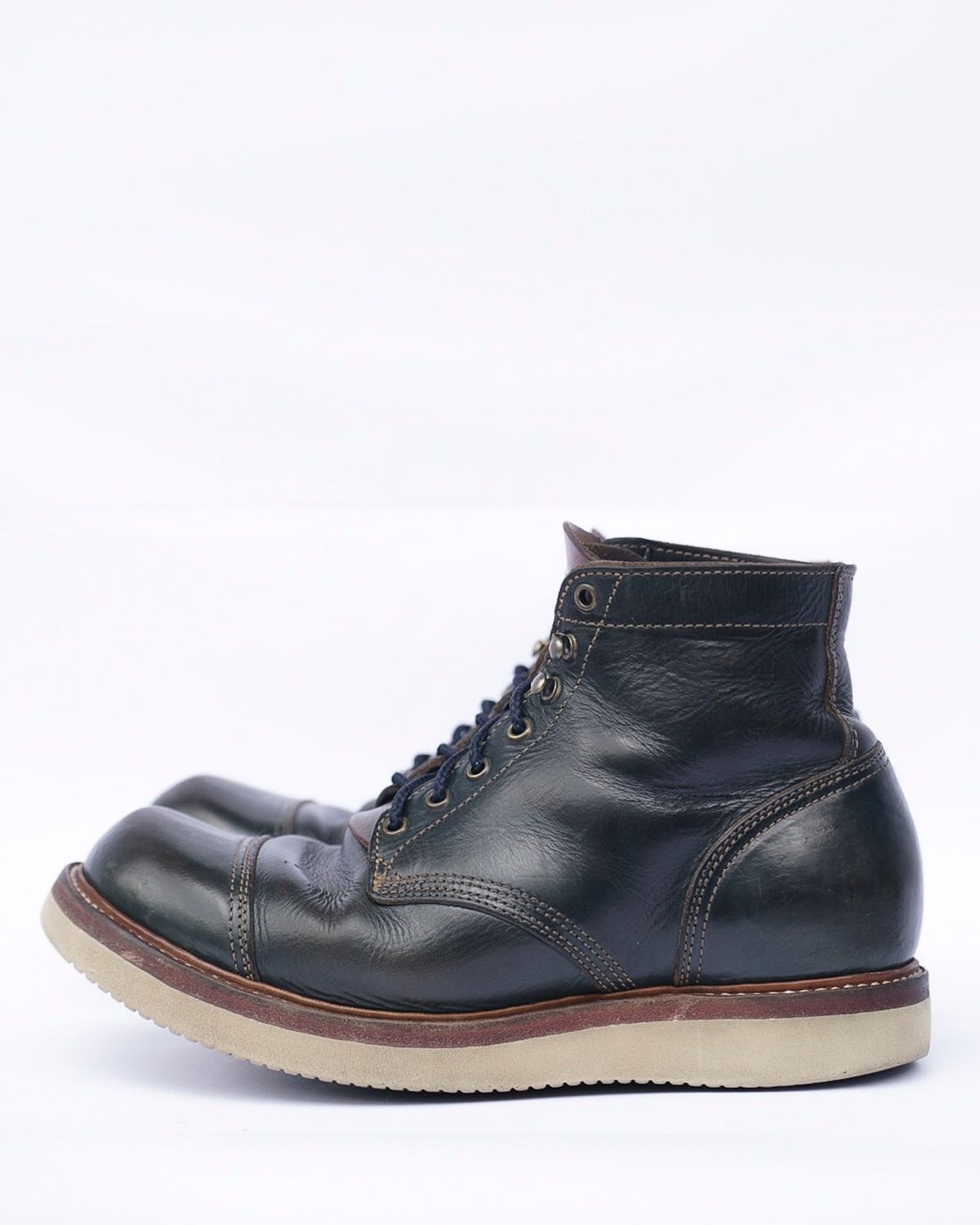 Photo by mjig76 on April 1, 2024 of the Willie's Handmade Boots Cap Toe Service Boot in Horween Navy Chromexcel.