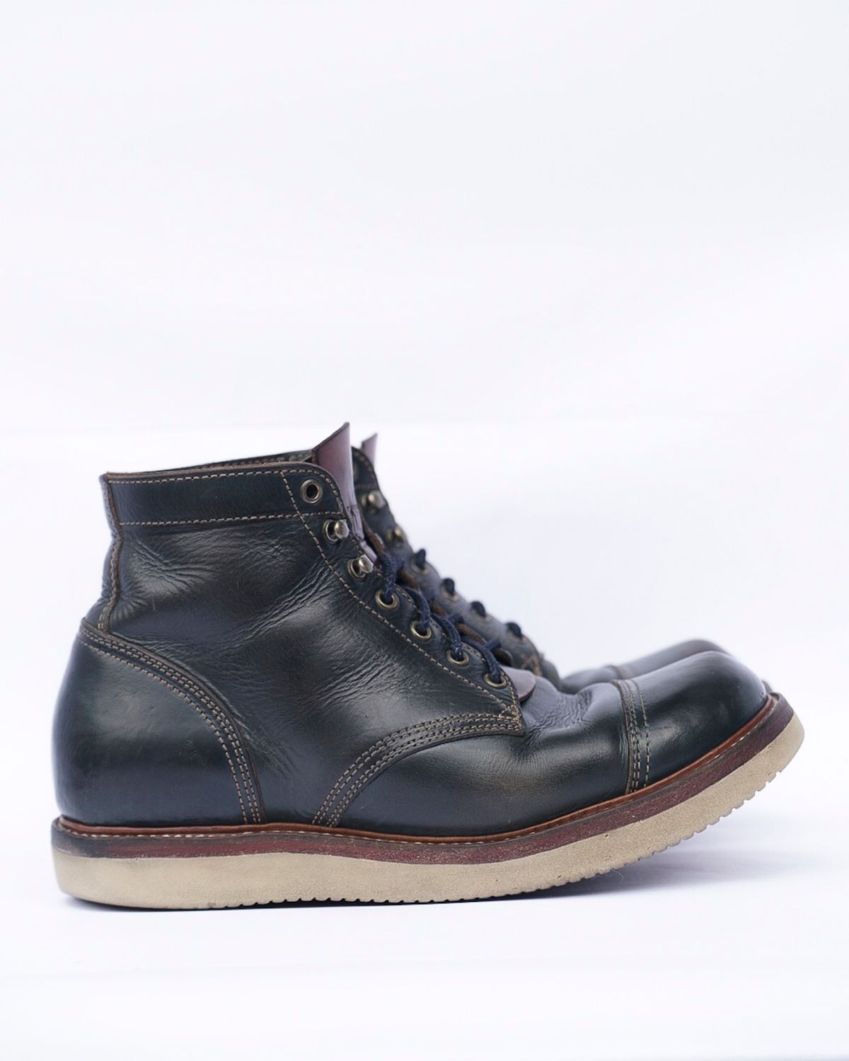 Photo by mjig76 on April 1, 2024 of the Willie's Handmade Boots Cap Toe Service Boot in Horween Navy Chromexcel.