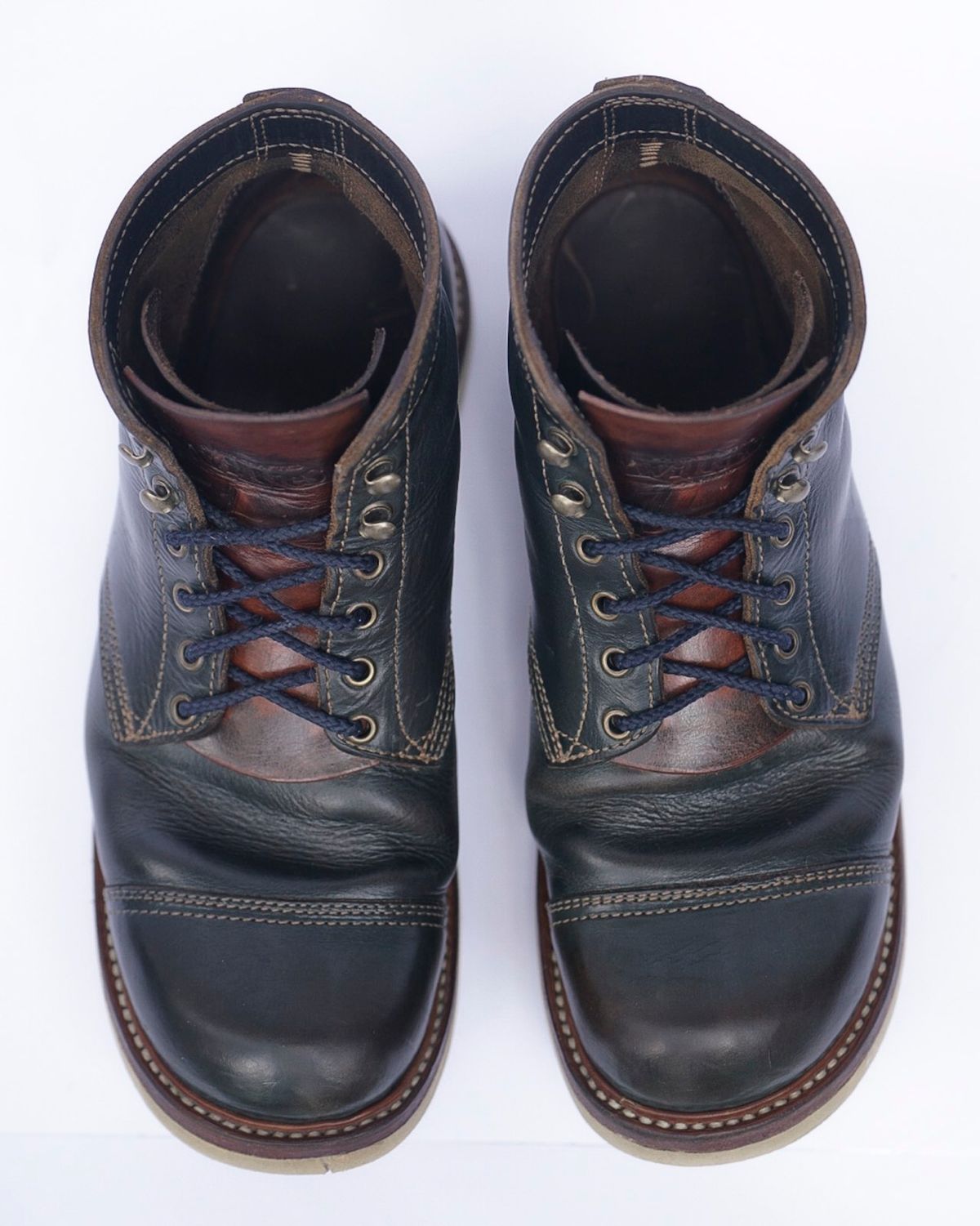 Photo by mjig76 on April 1, 2024 of the Willie's Handmade Boots Cap Toe Service Boot in Horween Navy Chromexcel.