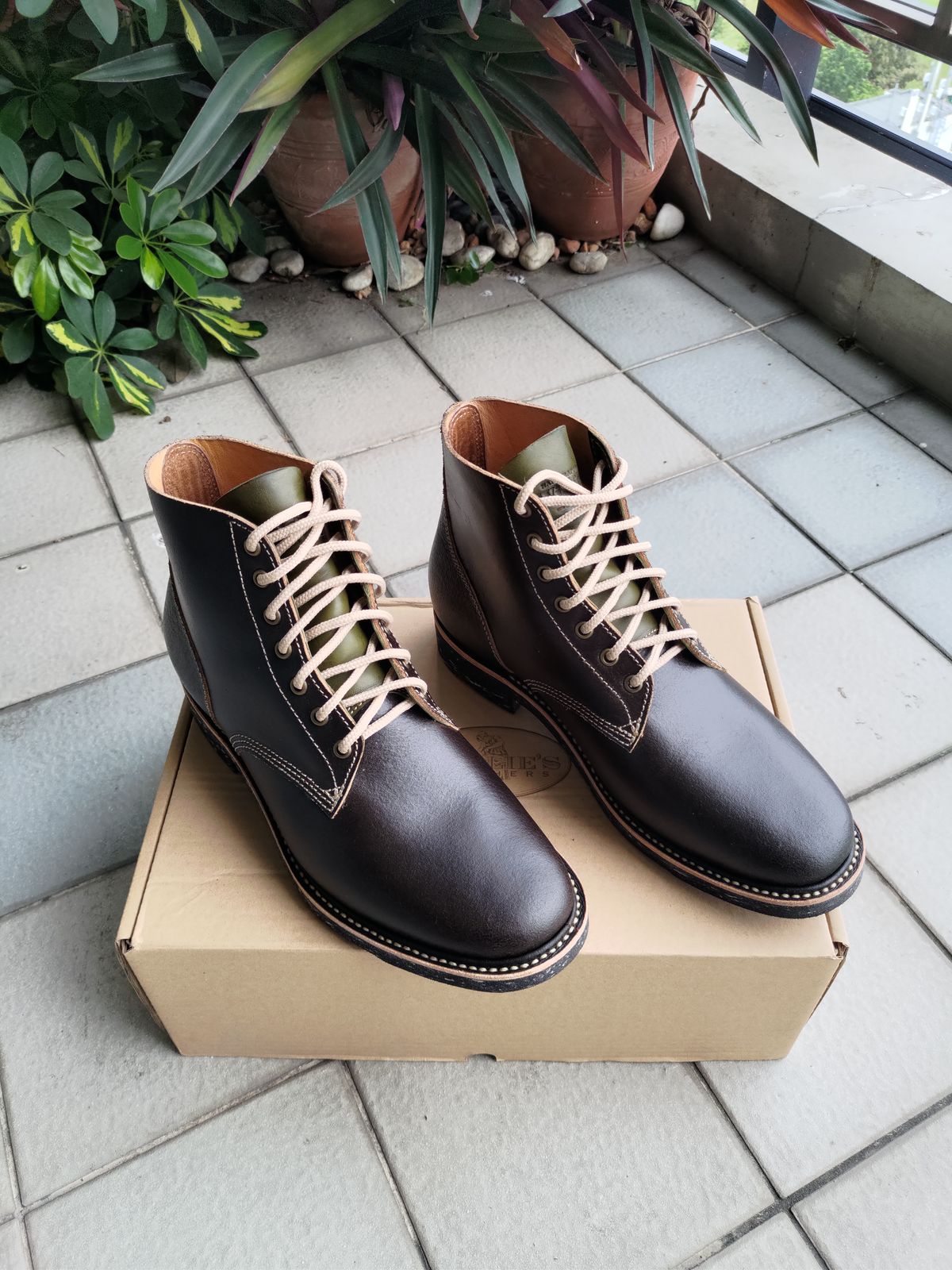 Photo by mjig76 on July 25, 2023 of the Willie's Handmade Boots Service Boot in Horween Olive Waxed Flesh.