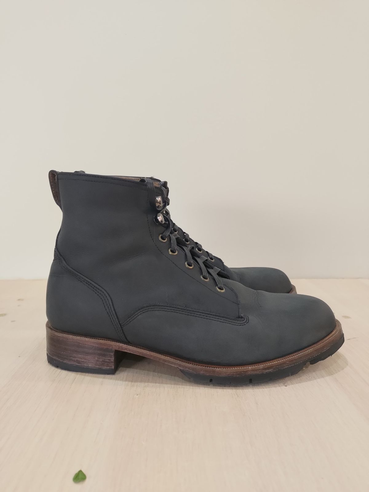 Photo by mjig76 on March 4, 2024 of the Black Wing Shoes Charcoal Crazy Horse in Charcoal Crazy Horse.