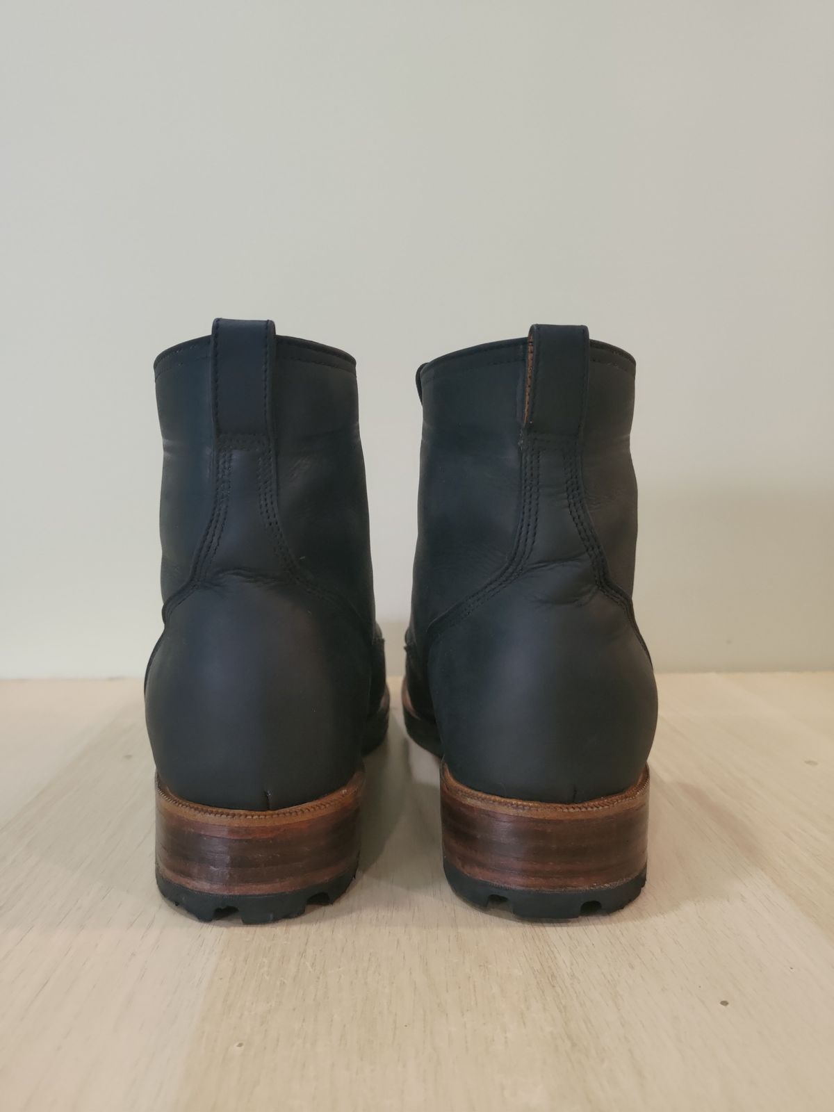 Photo by mjig76 on December 5, 2023 of the Black Wing Shoes Charcoal Crazy Horse in Charcoal Crazy Horse.