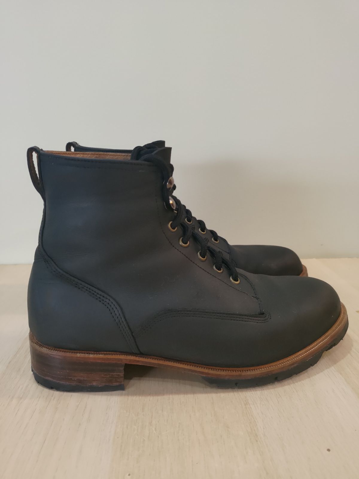 Photo by mjig76 on December 5, 2023 of the Black Wing Shoes Charcoal Crazy Horse in Charcoal Crazy Horse.