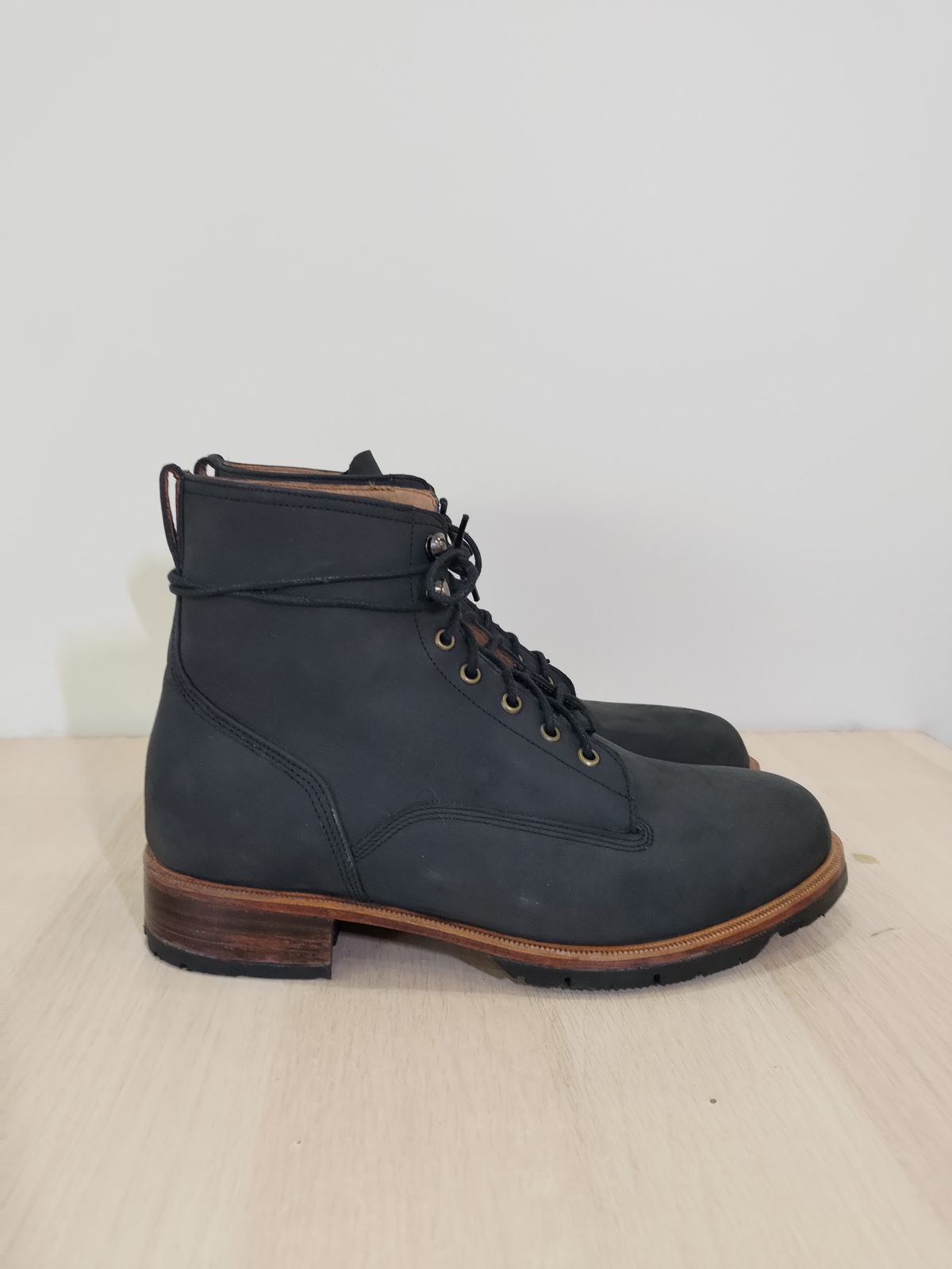 Photo by mjig76 on November 7, 2023 of the Black Wing Shoes Charcoal Crazy Horse in Charcoal Crazy Horse.