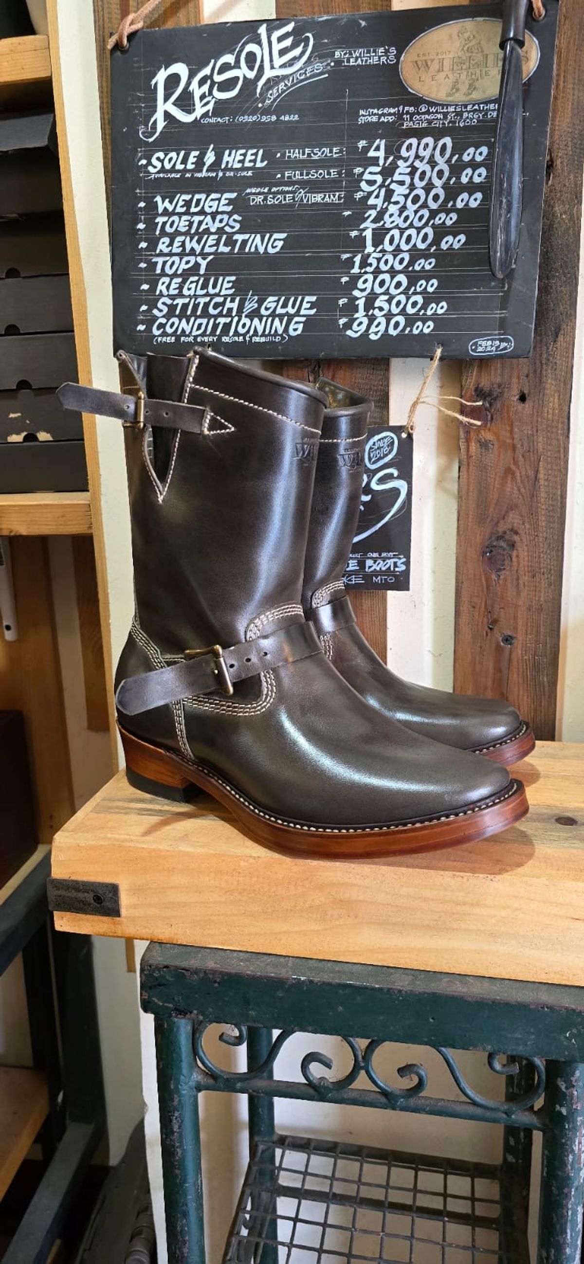 Photo by mjig76 on March 28, 2024 of the Willie's Handmade Boots Engineer Boots in Maryam Graphite Horsebutt.