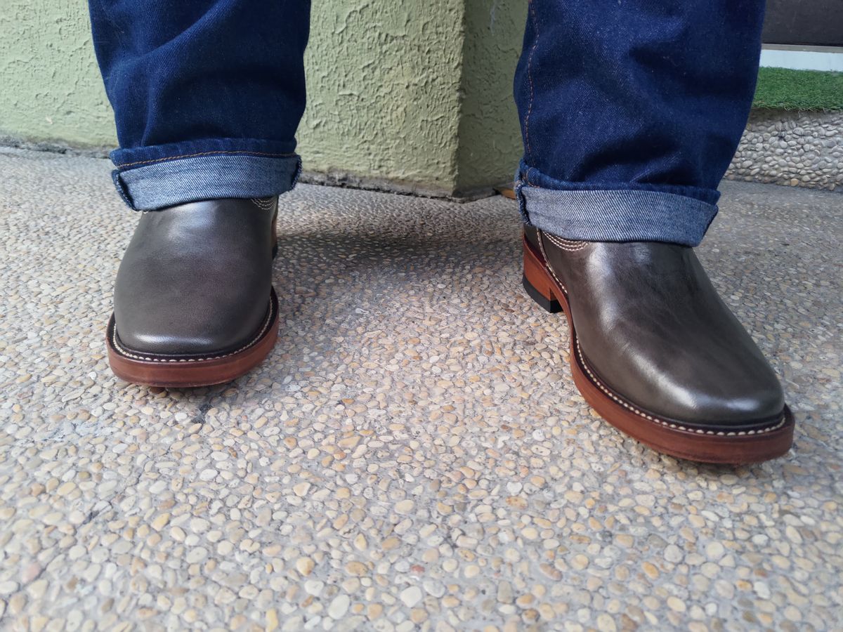 Photo by mjig76 on March 28, 2024 of the Willie's Handmade Boots Engineer Boots in Maryam Graphite Horsebutt.