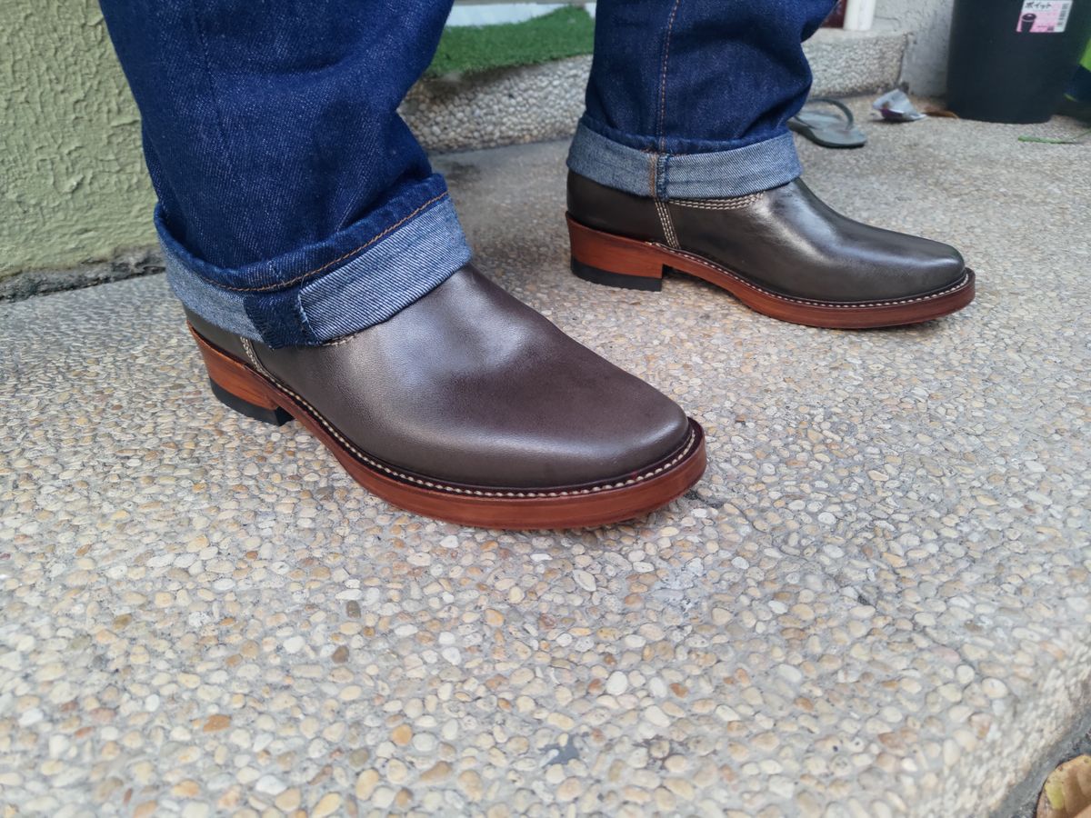 Photo by mjig76 on March 28, 2024 of the Willie's Handmade Boots Engineer Boots in Maryam Graphite Horsebutt.