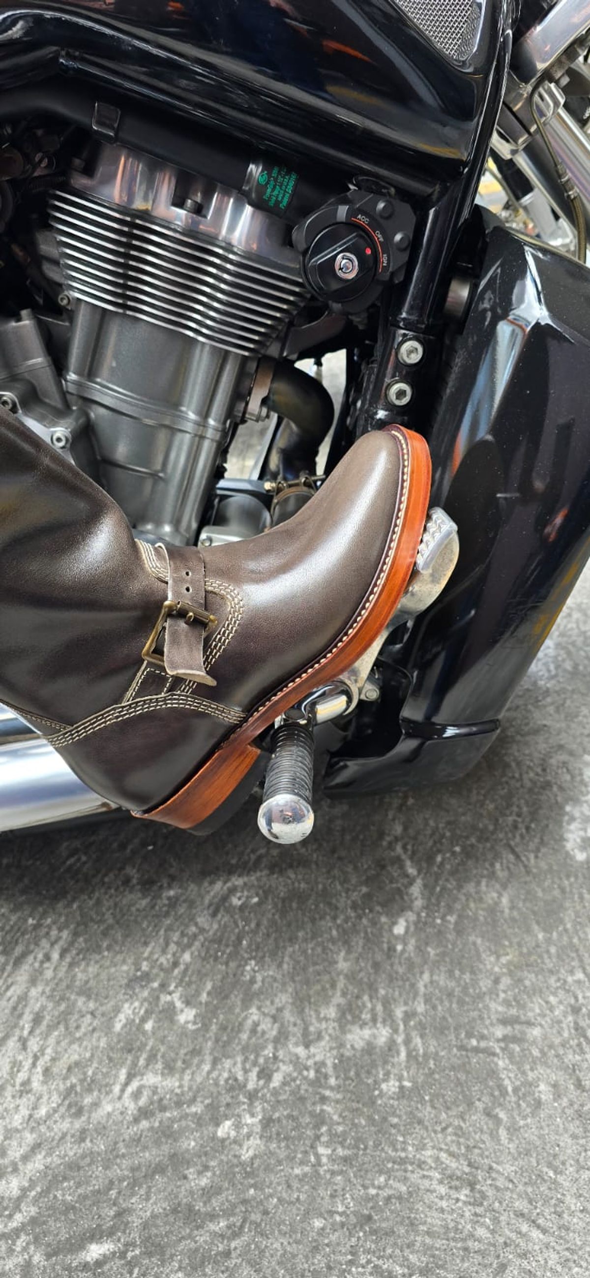 Photo by mjig76 on March 28, 2024 of the Willie's Handmade Boots Engineer Boots in Maryam Graphite Horsebutt.