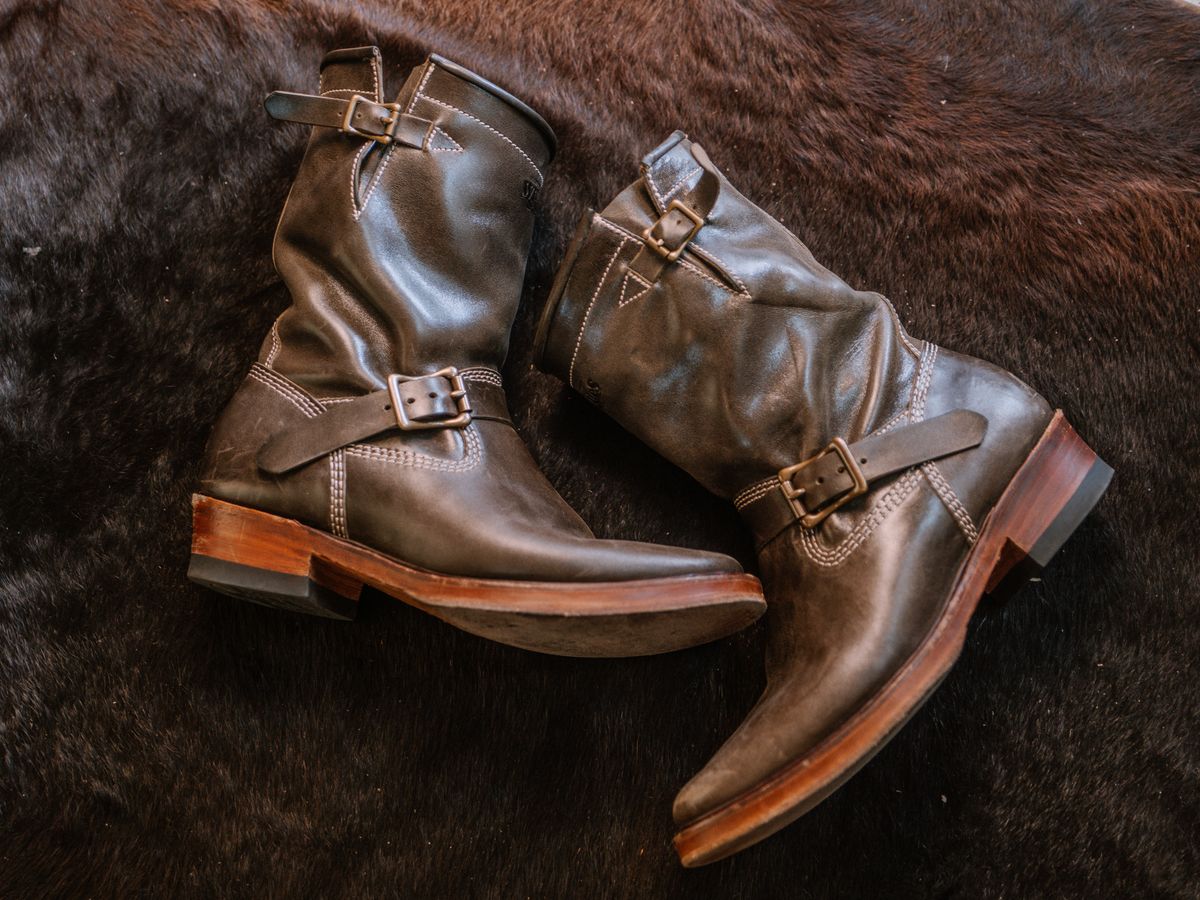 Photo by mjig76 on July 10, 2024 of the Willie's Handmade Boots Engineer Boots in Maryam Graphite Horsebutt.