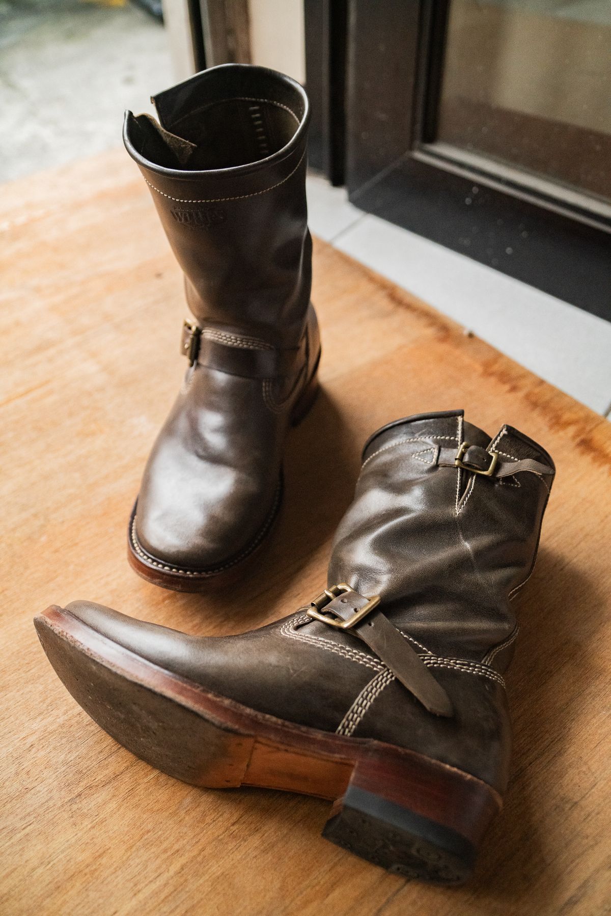 Photo by mjig76 on December 3, 2024 of the Willie's Handmade Boots Engineer Boots in Maryam Graphite Horsebutt.