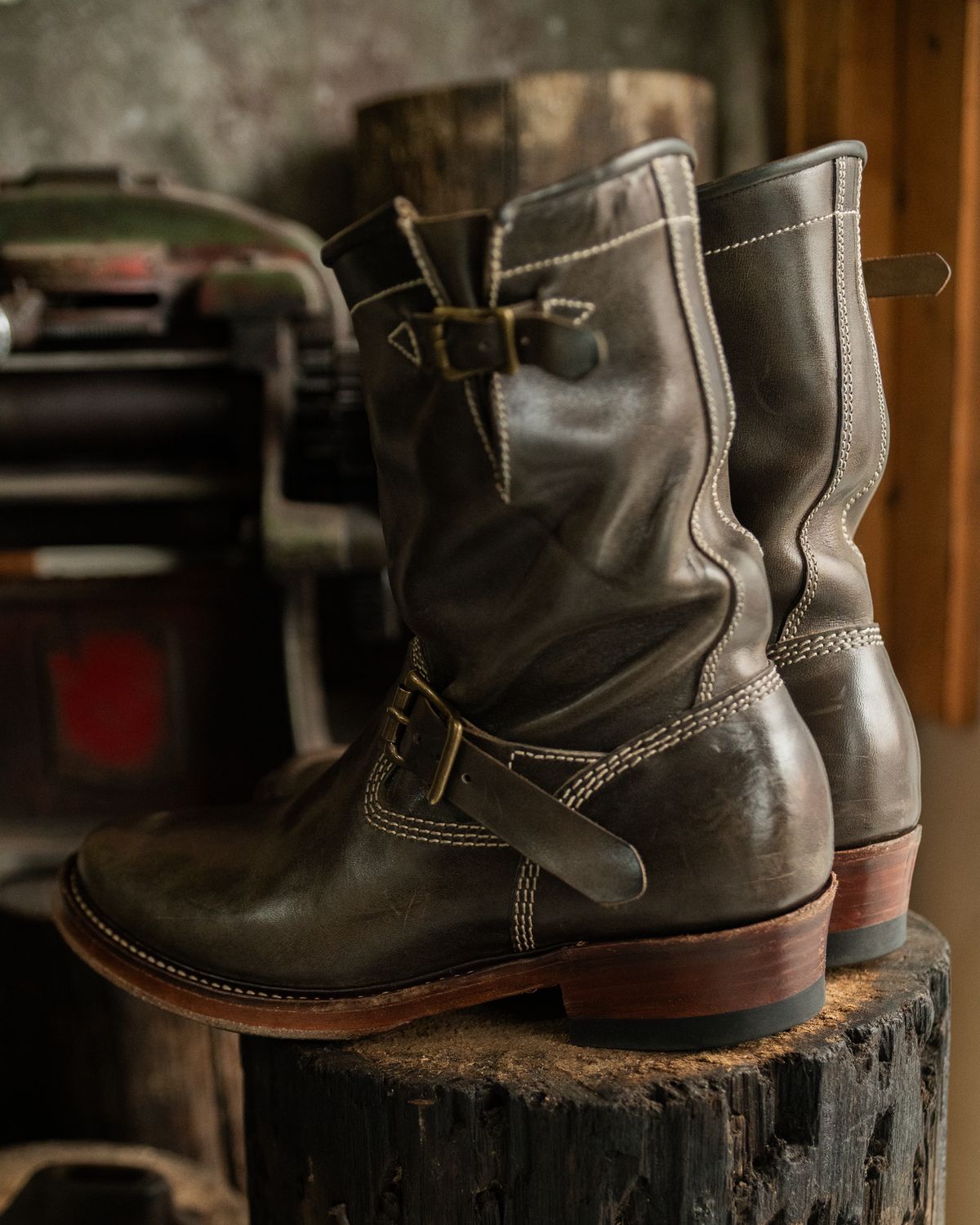 Photo by mjig76 on December 3, 2024 of the Willie's Handmade Boots Engineer Boots in Maryam Graphite Horsebutt.