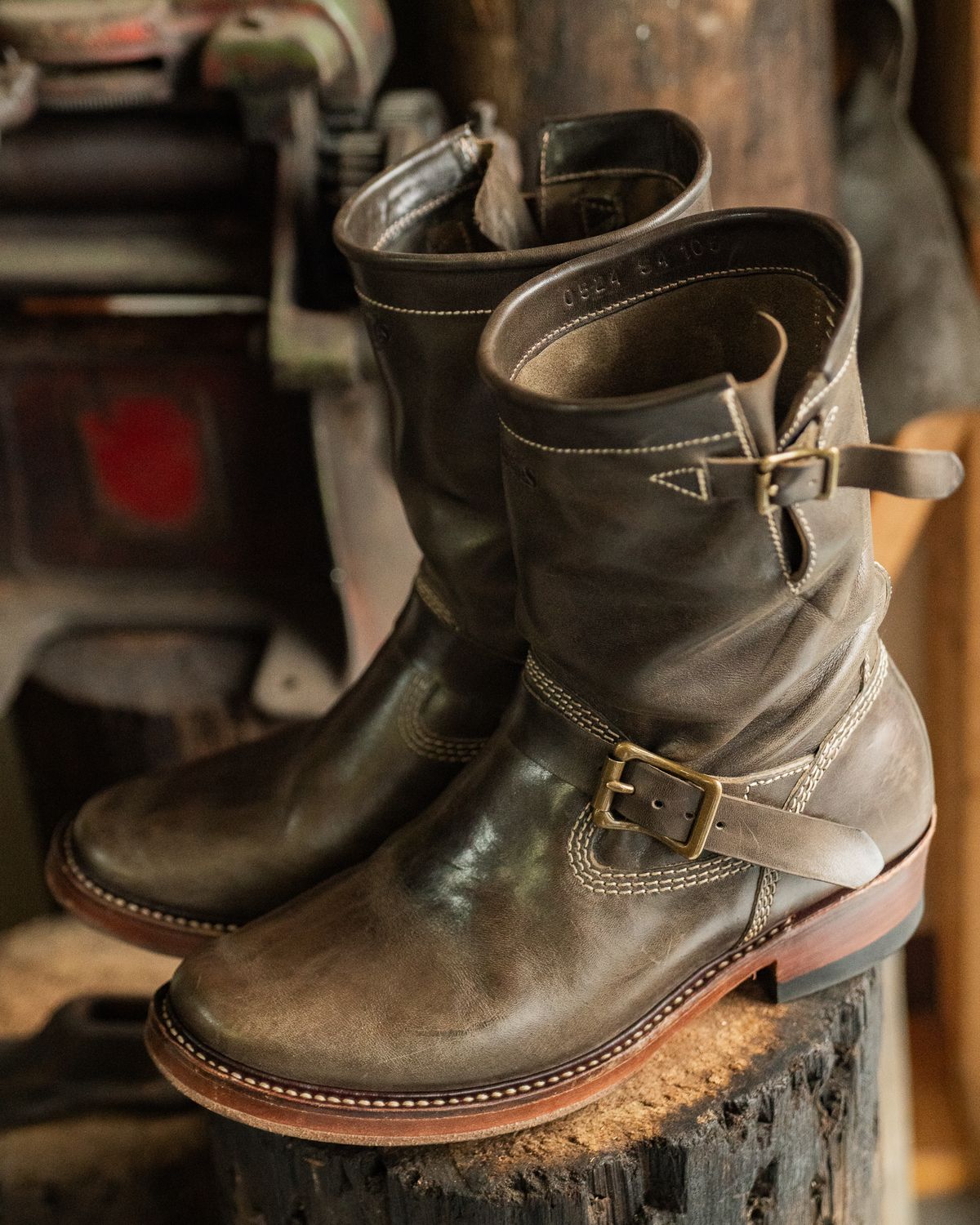 Photo by mjig76 on December 3, 2024 of the Willie's Handmade Boots Engineer Boots in Maryam Graphite Horsebutt.