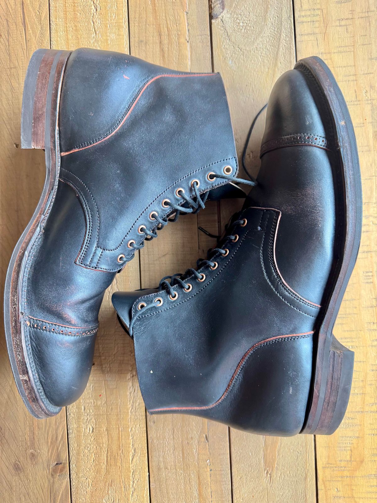 Photo by thatguy92 on January 5, 2025 of the Viberg Service Boot BCT in Horween Black Teacore Double Cordovan Butts.