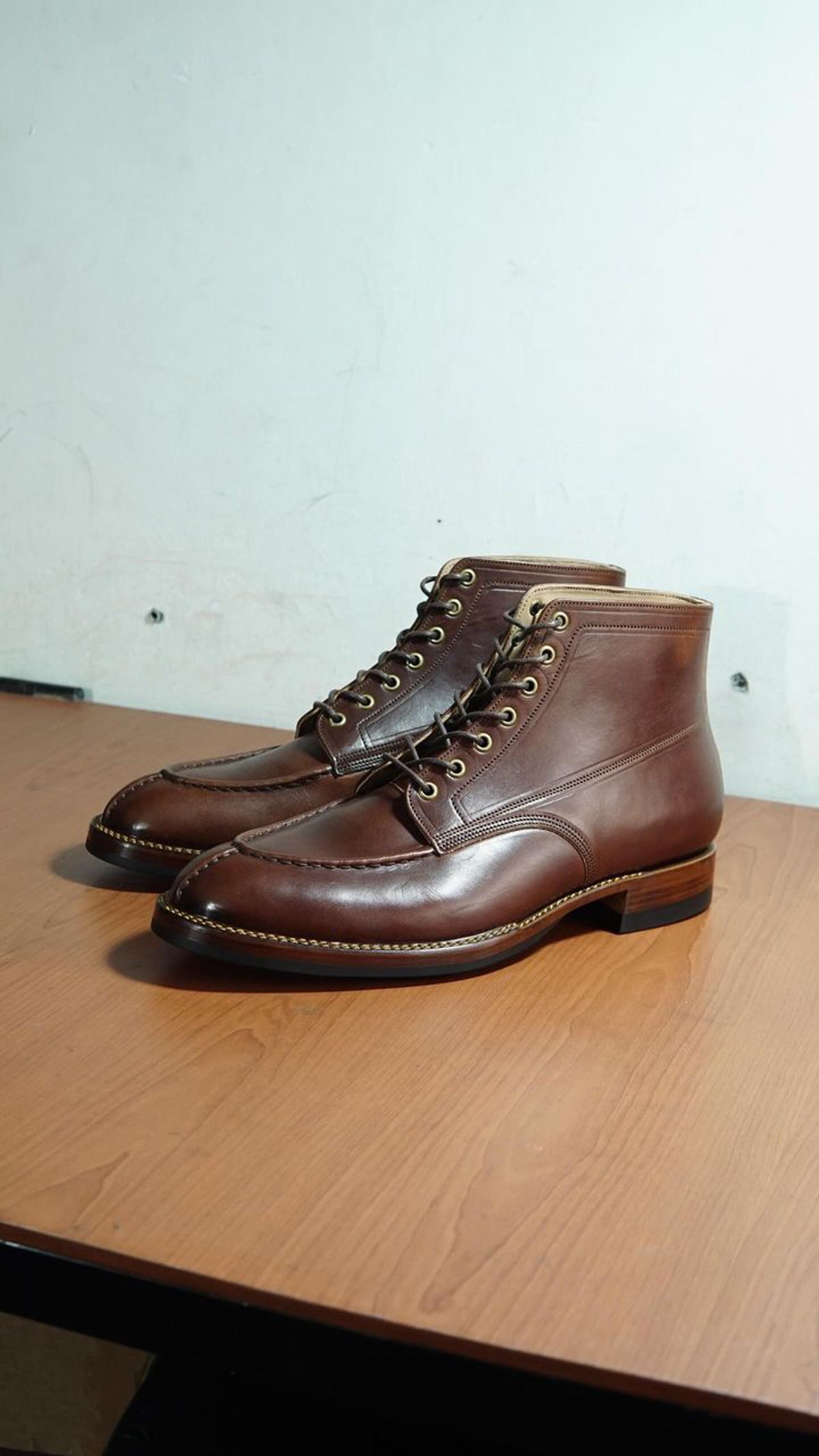 Photo by thatguy92 on January 21, 2024 of the Onderhoud SPL01 in Wickett & Craig Medium Brown Traditional Harness.