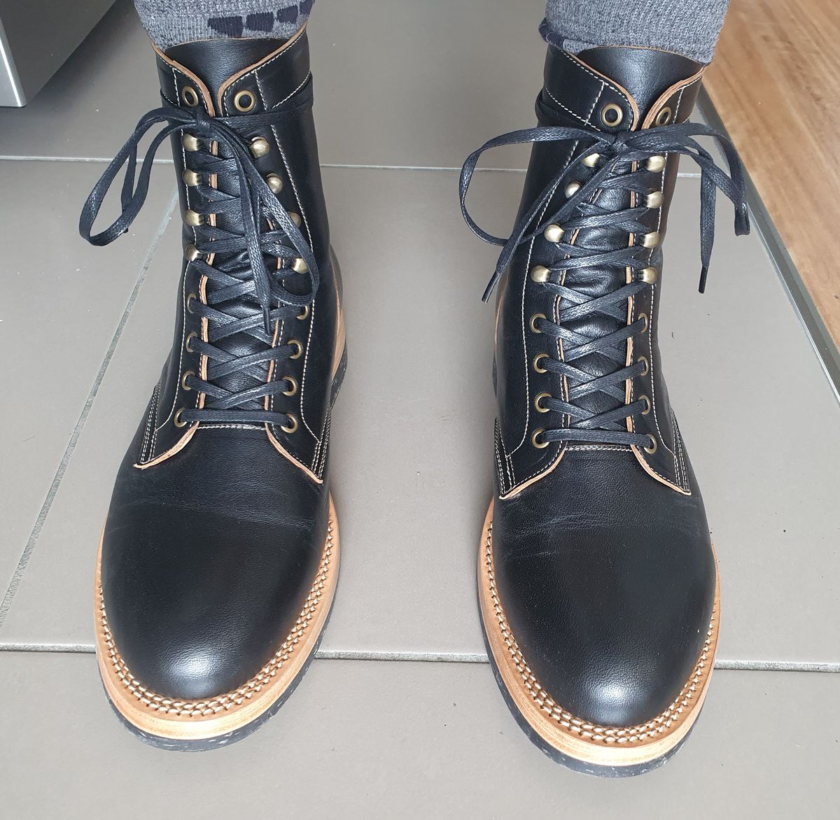 Photo by more_boots_please on February 2, 2023 of the Jakkrabbits Field Boots in Shinki Black Antique Horsehide.