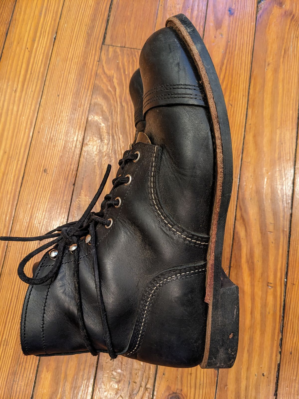 Photo by SachiSan on December 4, 2023 of the Red Wing Iron Ranger in S.B. Foot Black Harness.