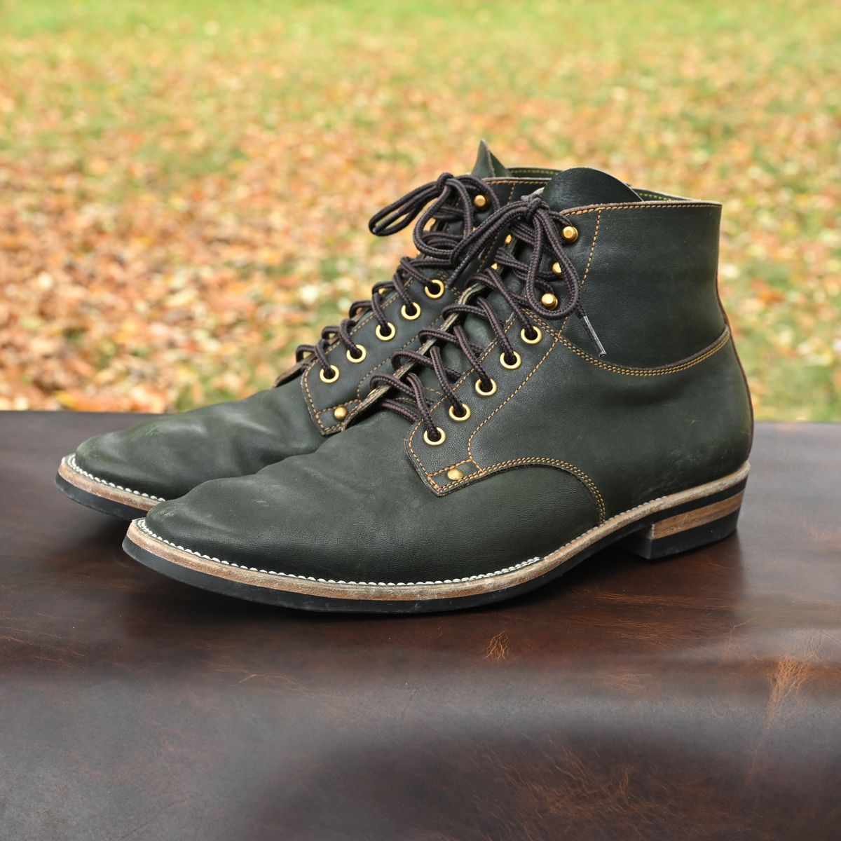 Photo by pink on November 4, 2025 of the Østmo x Iron Boots Drop 12: Type I in Maryam Dark Green Hand-Dyed Horsehide.