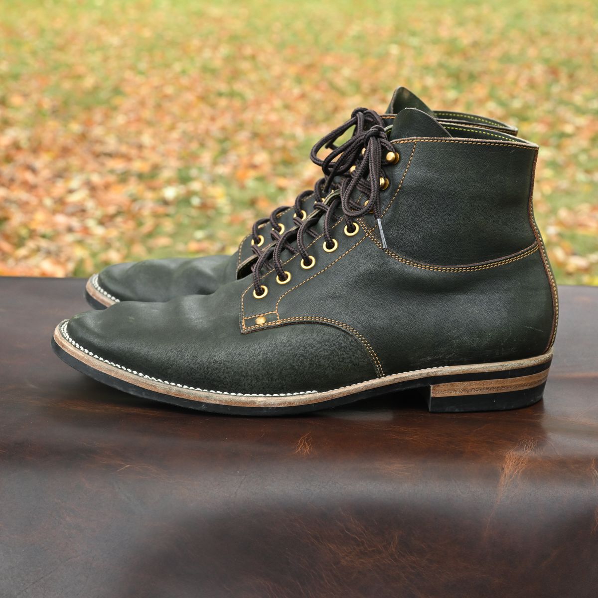 Photo by pink on November 4, 2025 of the Østmo x Iron Boots Drop 12: Type I in Maryam Dark Green Hand-Dyed Horsehide.