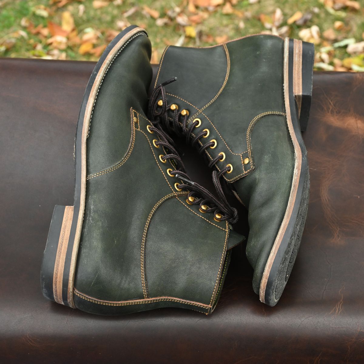 Photo by pink on November 4, 2025 of the Østmo x Iron Boots Drop 12: Type I in Maryam Dark Green Hand-Dyed Horsehide.