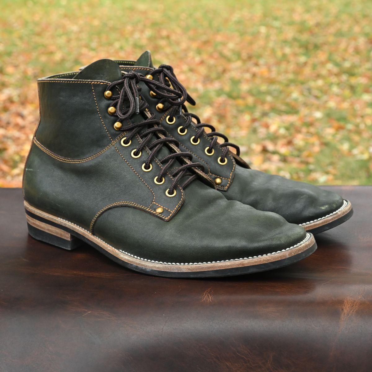 Photo by pink on November 4, 2025 of the Østmo x Iron Boots Drop 12: Type I in Maryam Dark Green Hand-Dyed Horsehide.
