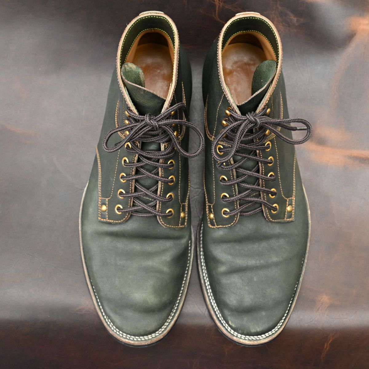 Photo by pink on November 4, 2025 of the Østmo x Iron Boots Drop 12: Type I in Maryam Dark Green Hand-Dyed Horsehide.