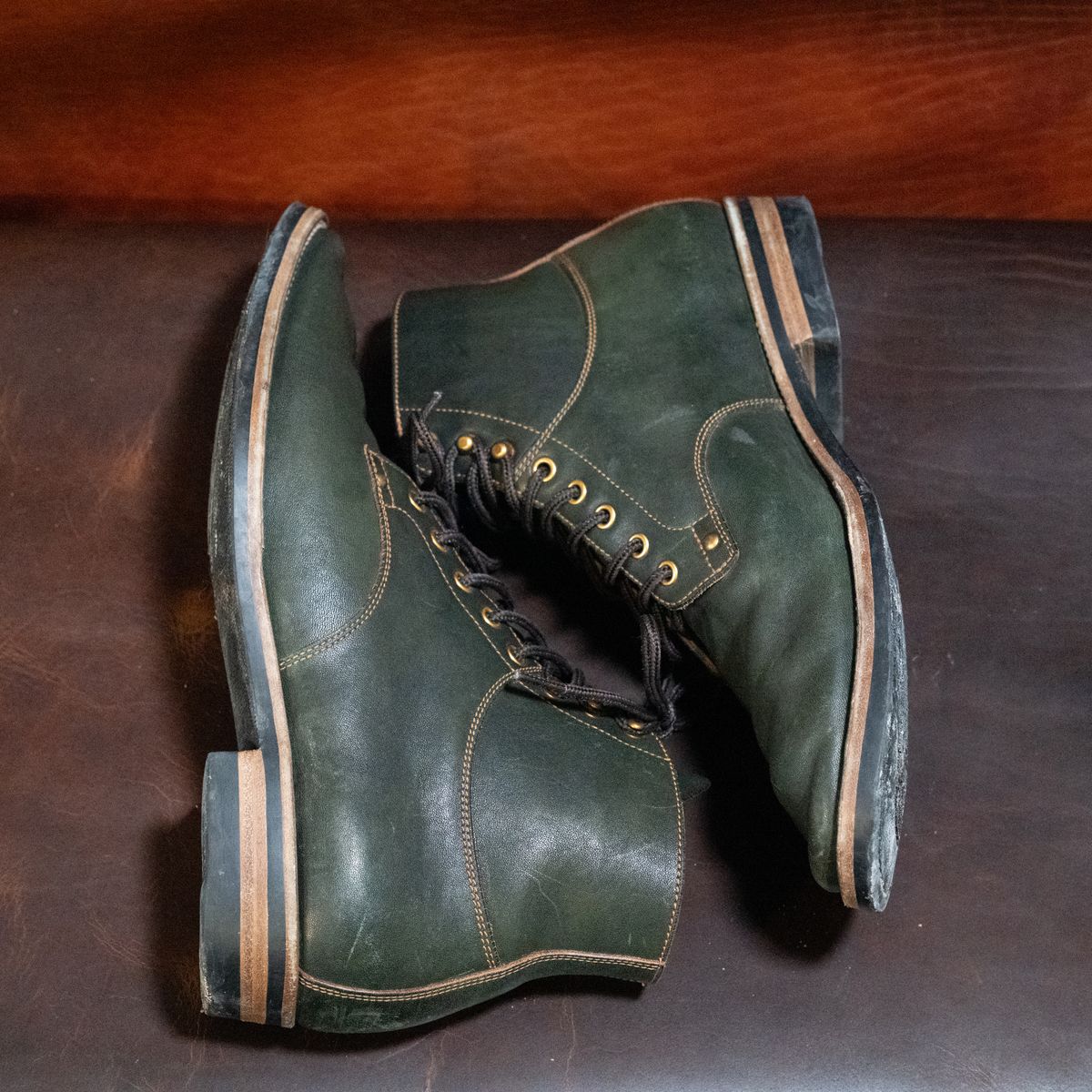 Photo by pink on December 5, 2025 of the Østmo x Iron Boots Drop 12: Type I in Maryam Dark Green Hand-Dyed Horsehide.