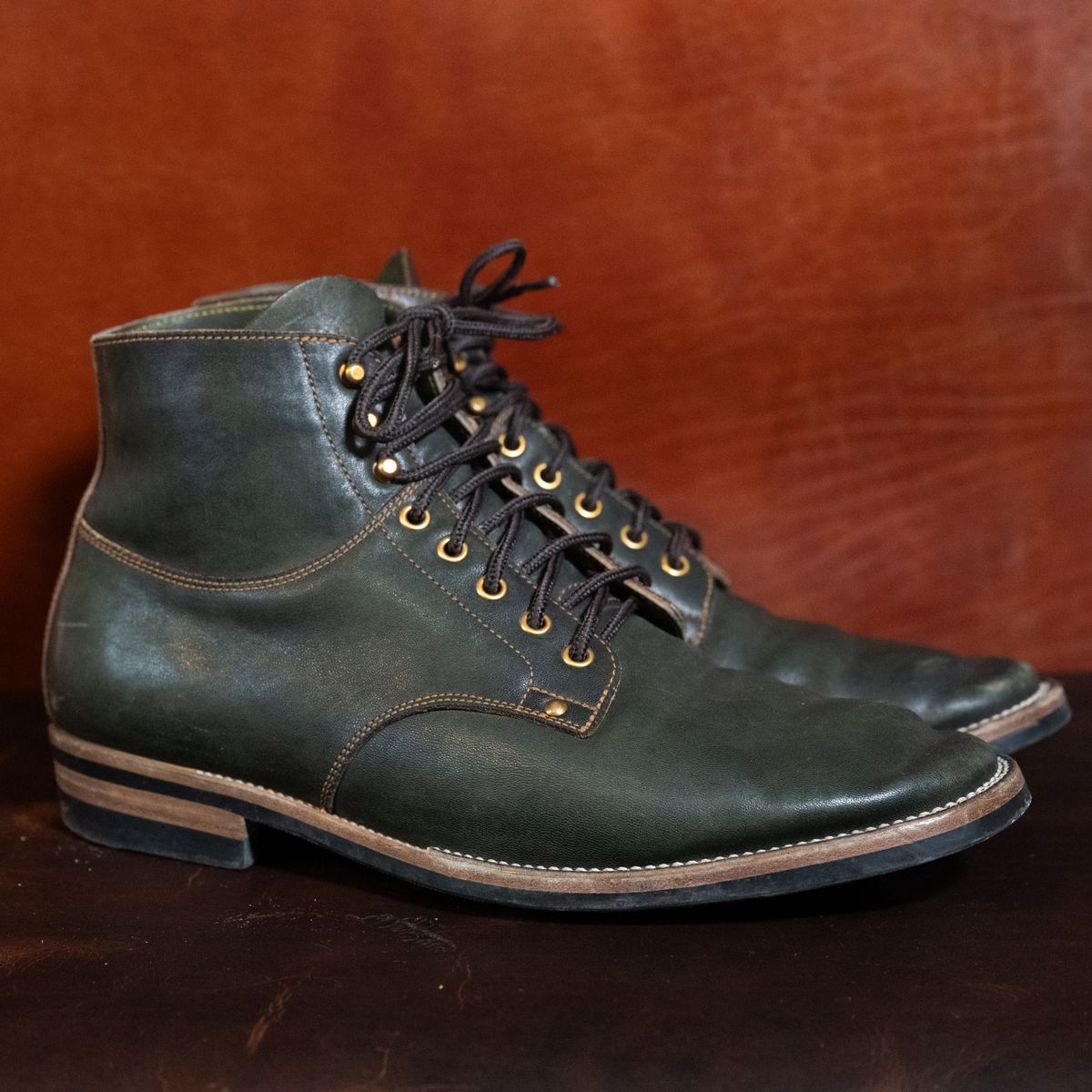 Photo by pink on December 5, 2025 of the Østmo x Iron Boots Drop 12: Type I in Maryam Dark Green Hand-Dyed Horsehide.