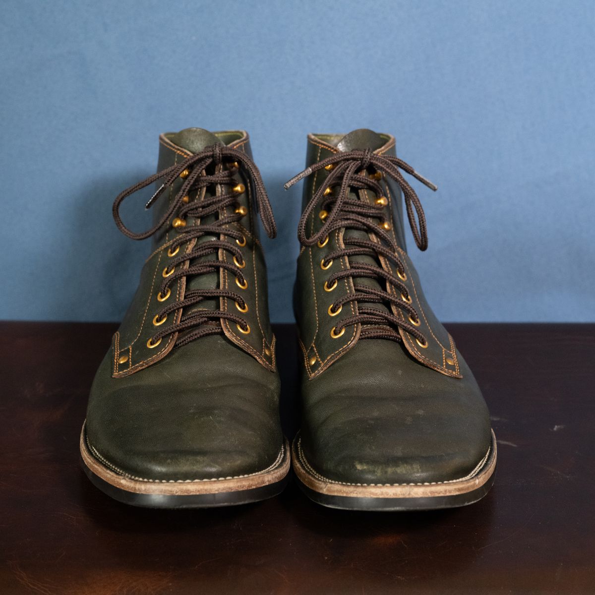 Photo by pink on January 5, 2026 of the Østmo x Iron Boots Drop 12: Type I in Maryam Dark Green Hand-Dyed Horsehide.