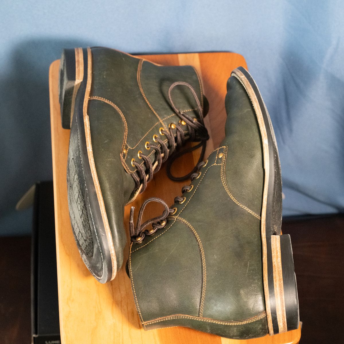 Photo by pink on January 5, 2026 of the Østmo x Iron Boots Drop 12: Type I in Maryam Dark Green Hand-Dyed Horsehide.