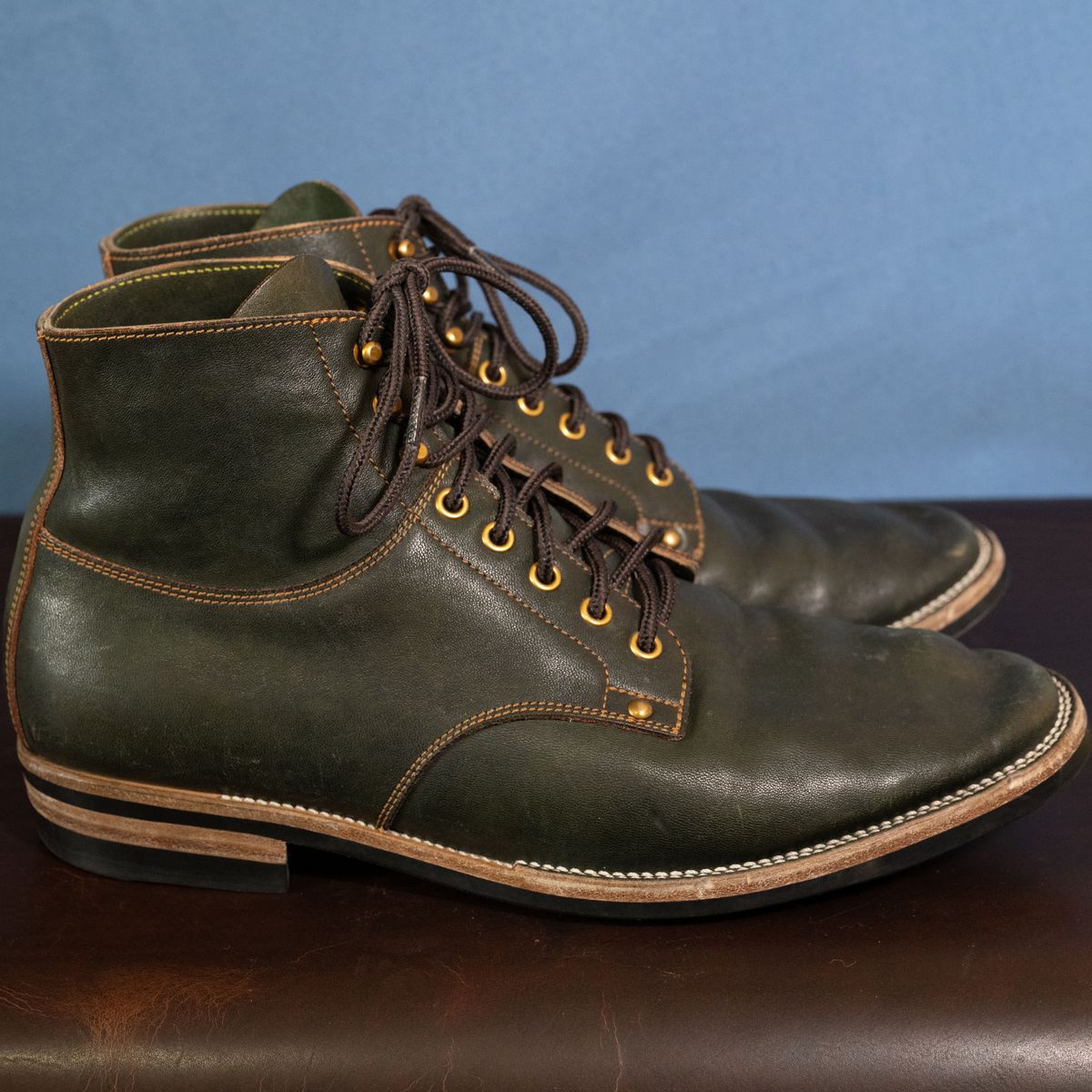 Photo by pink on January 5, 2026 of the Østmo x Iron Boots Drop 12: Type I in Maryam Dark Green Hand-Dyed Horsehide.
