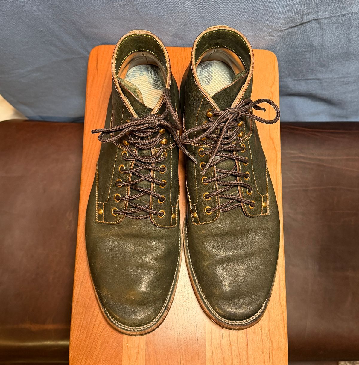 Photo by pink on January 5, 2026 of the Østmo x Iron Boots Drop 12: Type I in Maryam Dark Green Hand-Dyed Horsehide.